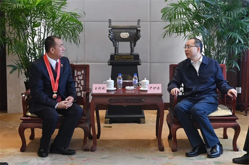 尹伊君英国beat365官方登录_bet878365_Microsoft 365安卓长会见全国“人民满意的公务员”王利斌